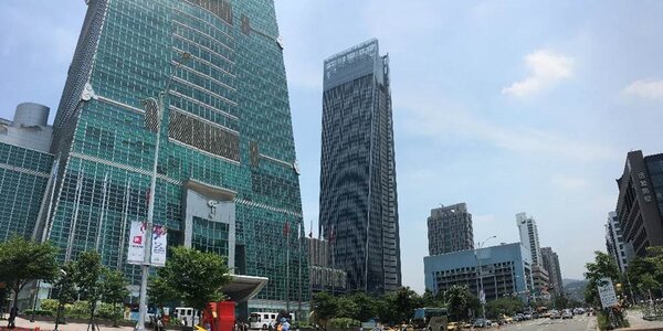 「台北101」80樓每坪月租行情已創下5,000元新高 ，「台北南山廣場」少數單位也已開在5,000元以上。圖／中時報資料照片
