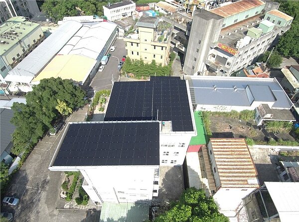 4月30日前「新北市政府111年度推動設置太陽光電發電系統實施計畫」,每瓩補助5000元至1萬5000元,每案最高補助金額達50萬元。圖/新北市府提供