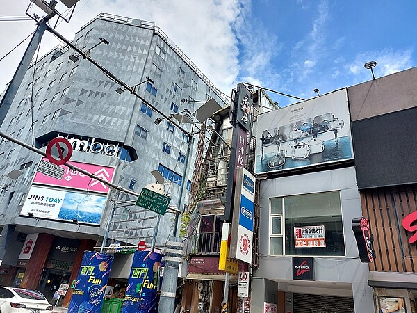 實際走一遭西門町，可以發現目前商圈內空置店面不少，走沒幾步就會看到待租店面。圖／好房網News記者林和謙/攝