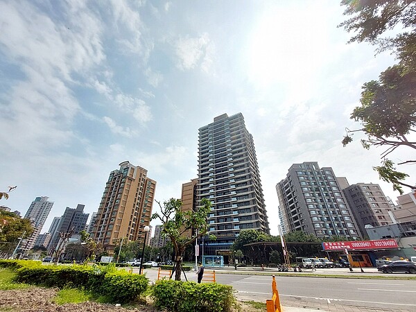 賣不好房價還是鐵板一塊?專家直言房市「沒有真空頭」…撿便宜得往「這」找 戴德梁行董事總經理顏炳立批評半夜排隊買預售屋的,就是要賺錢炒作;他提到,今年房市價格大於價值的產品,會逐步下修。圖/好房網News記者林和謙/攝