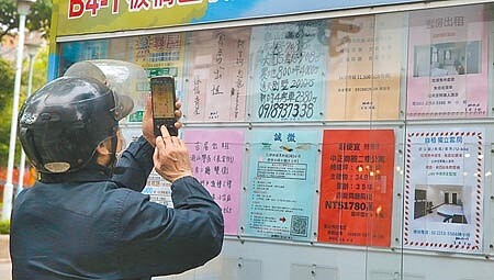 行政院宣布「300億元中央擴大租金補貼專案」，為減輕租屋民眾生活負擔，將租金補貼戶數從目前12萬戶，大規模提升補貼戶數至50萬戶，並對初入社會單身青年、新婚夫妻、育兒與社會經濟弱勢家戶的補貼金額給予1.2倍至1.8倍加碼。（陳君瑋攝）