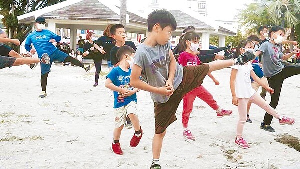 高雄清明連假飯店住房率開紅盤,觀光局也在旗津推出系列活動。圖為小斯巴達的沙灘親子訓練營。(高市觀光局提供/柯宗緯高雄傳真)