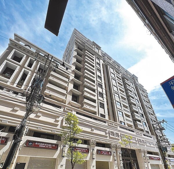 新北市中和區南山路簡易都更案近日完工,原為21棟2層樓加強磚造建築物,更新後成為地上15層地下4層的鋼筋混凝土構造建築物。(新北市城鄉局提供/葉書宏新北傳真)