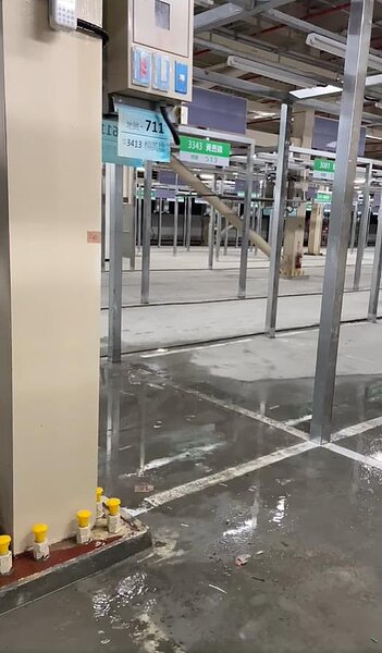北市第一果菜中繼市場4月6日將啟用，市場處要求攤商於清明連假搬入，但台北市議員吳沛憶發現，攤商反映市場內嚴重漏水，經進一步了解，除漏水外，還有很多缺失待改善。圖／吳沛憶提供