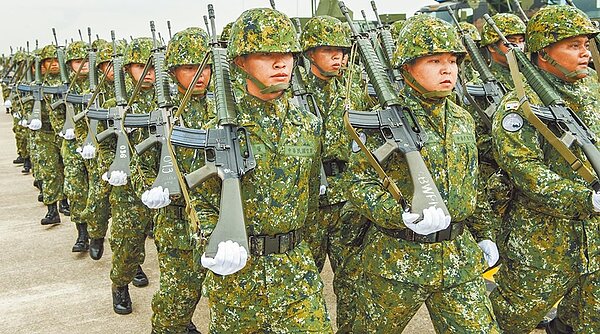民眾黨立委張其祿公布國防部資料，質疑2021年解除列管後備軍人逾14萬人，近6成完全沒被教召。圖／中時電子報資料照片
