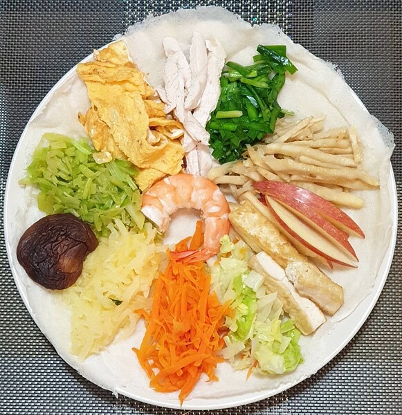 以低熱量餡料做潤餅同樣可以吃得很美味。圖/嘉義醫院提供