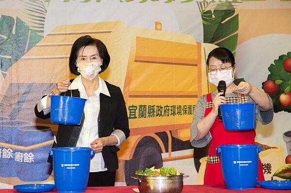 宜蘭縣政府將發放家用廚餘桶，民眾將廚餘瀝完水，交由清潔隊垃圾車轉運到宜蘭縣有機廢棄物處理廠，可製成有機培養土。圖／宜蘭縣政府提供