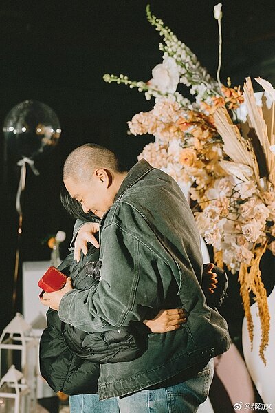 郝劭文向女友求婚成功。 圖／擷自微博
