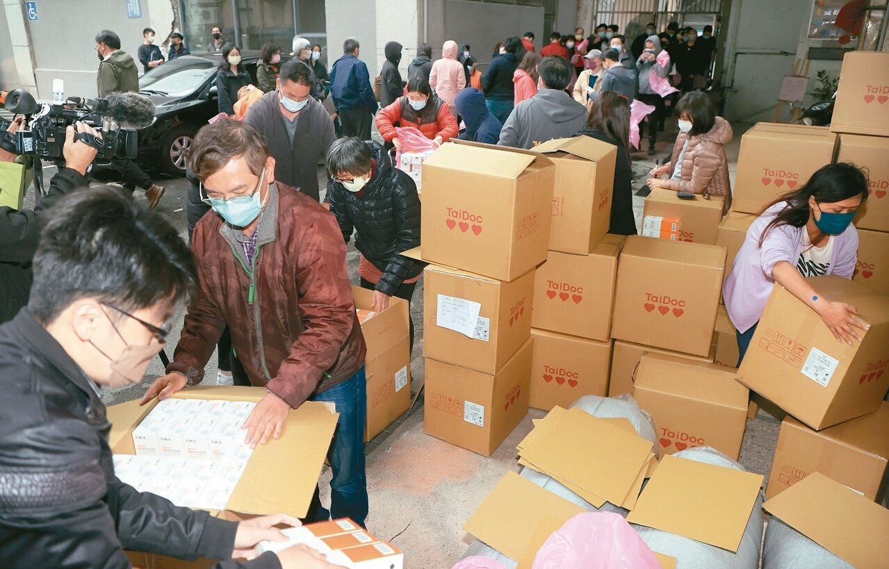 中央提供的廿萬劑「類普篩」快篩試劑，昨運抵基隆市政府，隨即發放給基隆市政府所屬機關與學校教職員。記者蘇健忠／攝影 
