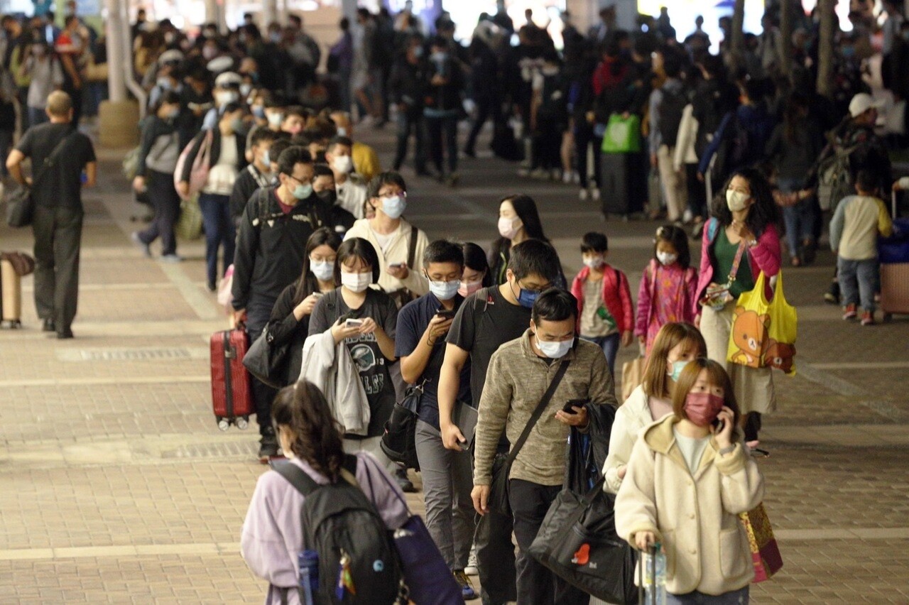 東南水泥拆廠意外害高鐵、台鐵旅運受波及，打亂連假疏運節奏，也讓許多人返鄉計畫大亂。經工程人員漏夜搶修，台鐵、高鐵今晚恢復全線運行。記者劉學聖／攝影 