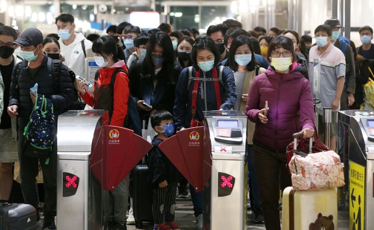 深夜時分，大批乘客抵達高鐵左營站，許多人一臉疲憊，這趟返家路格外艱辛。記者劉學聖／攝影 