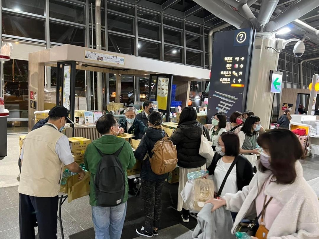 高鐵台南站昨晚人潮到半夜才疏散完畢。圖片來源：市府提供 