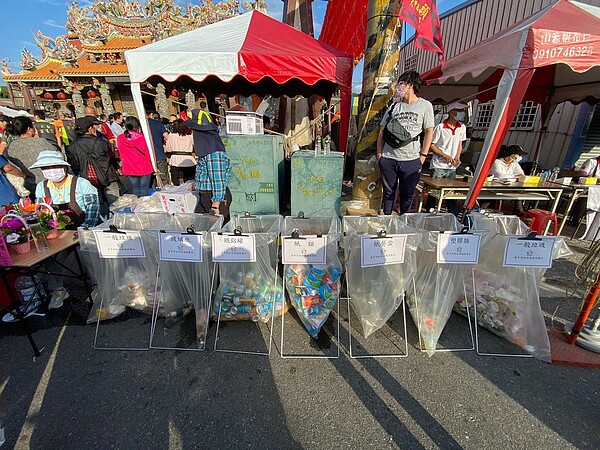 大甲媽祖遶境,設置資收宣導處。圖/台中市環保局提供
