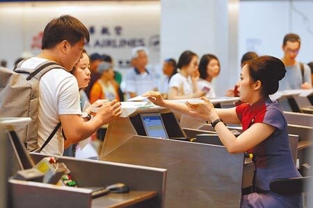 交通部民用航空局昨日宣布,國內線各航線票價平均漲4.6%,4月30日起生效。圖為台北松山機場的華航櫃台。(本報資料照片)