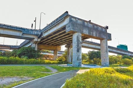 新竹縣台1線替代道路一期工程將跨頭前溪，先銜接新竹市武陵路台68「斷頭橋」。（羅浚濱攝）