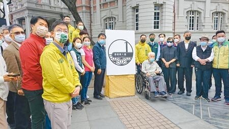 台南市長黃偉哲(招牌旁深藍夾克者)與湯德章義子湯聰模(輪椅者),一起揭牌湯德章大道1號。(程炳璋攝)