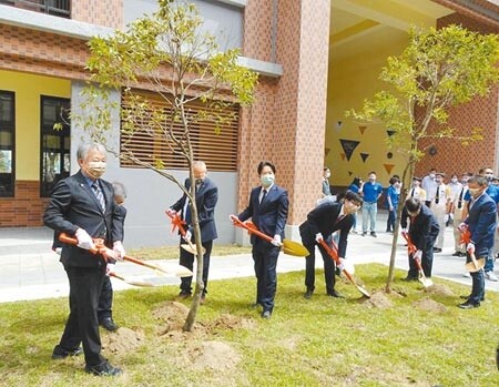 高雄中學1日舉行建校100周年校慶，副總統賴清德（前排右四）、高雄巿長陳其邁（前排右三）等人植樹。（曹明正攝）