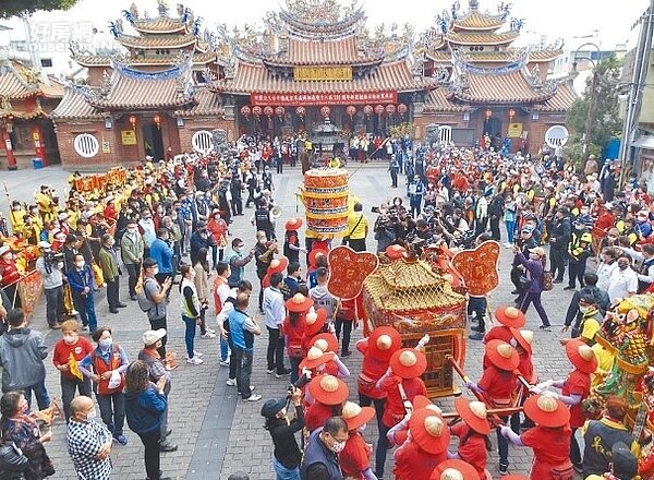 「旱溪媽祖遶境18庄」昨日展開,廟埕外擠滿民眾,隊伍配合中央防疫措施,戴口罩及打滿3劑疫苗等規定。圖,讀者提供/張妍溱台中傳真