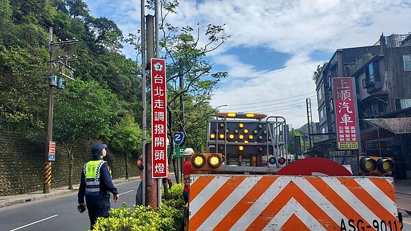 清明連假基隆警方提替代道路免塞車，基金公路調撥車道。圖／基隆市警局提供