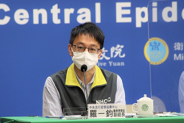 醫療應變組副組長羅一鈞表示，本土病例中無症狀及輕症比率達99.76％，但70歲以上長者重症度高，須特別注意。圖／指揮中心提供