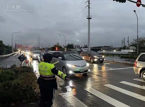 蘇澳警方動員警力、義交，加強蘇花改沿線路段交通疏導。圖／警方提供