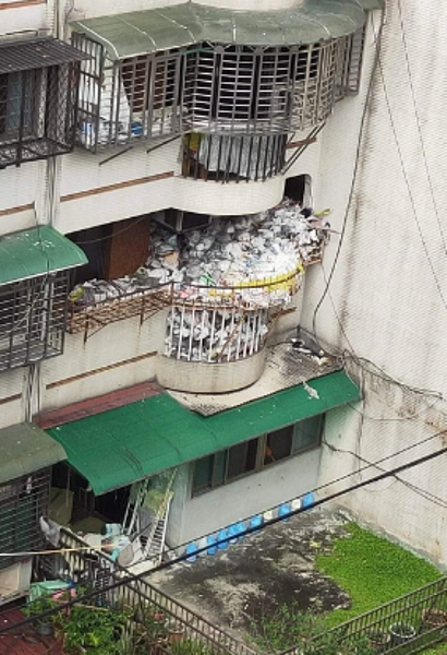 隔著螢幕都能聞到！北市千萬公寓「垃圾炸到溢出來」…環保局卻無法管