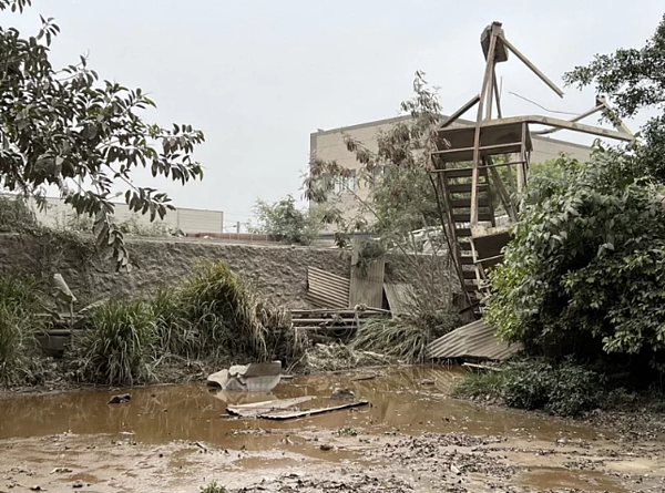 東南水泥廠的巨大水泥槽昨天下午在施工時,突然倒塌。圖/讀者提供
