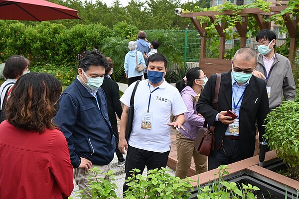 4月14日起至7月1日止,民眾可依「臺北市建築管理工程處補助社區既有建築物之綠建築或智慧建築改善作業須知」向建管處申請改善相關工程,每案最高可補助工程總經費49%,並以300萬元為上限。圖/建管處提供