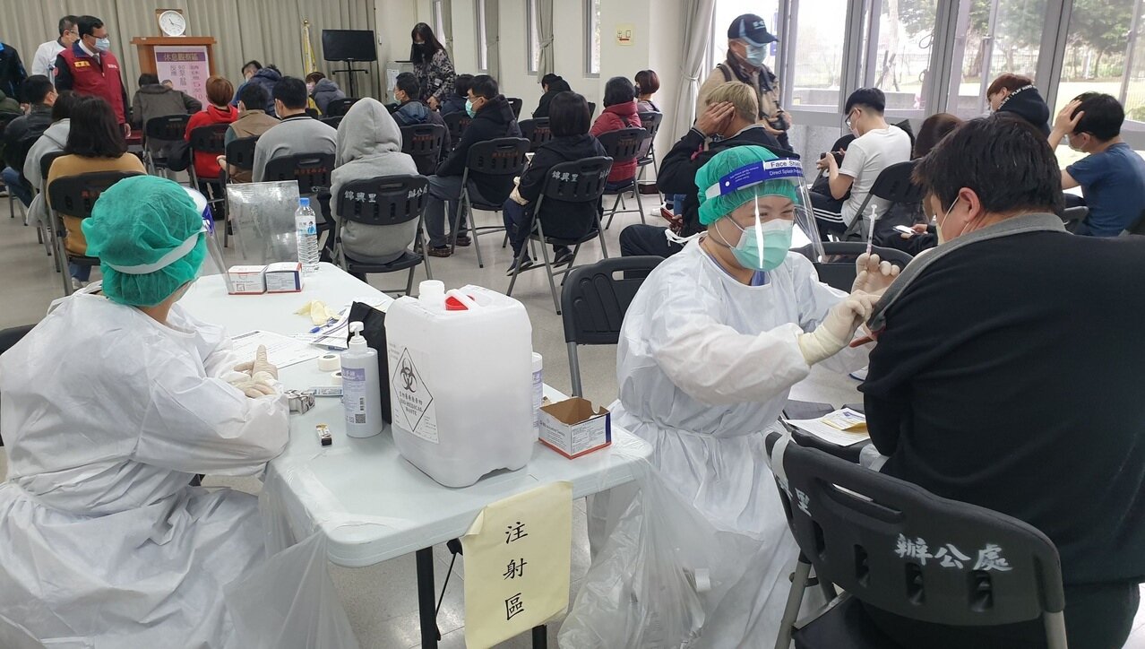 桃園市要規畫新的專責疫苗接種,服務60歲以上民眾打疫苗,圖為鄭文燦市長過去查看其他接種站的畫面。記者鄭國樑/攝影