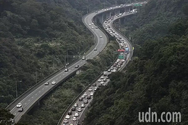 清明連假展開，國道湧入車潮。 聯合報系資料照片／記者許正宏攝影