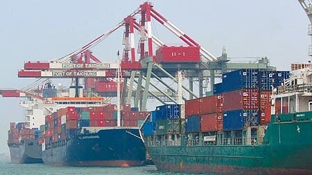 專家認為,中國大陸是台灣重要的供應鏈夥伴、進出口地區、對於台灣的後續效應要仔細觀察。圖為台中港。(本報資料照片)