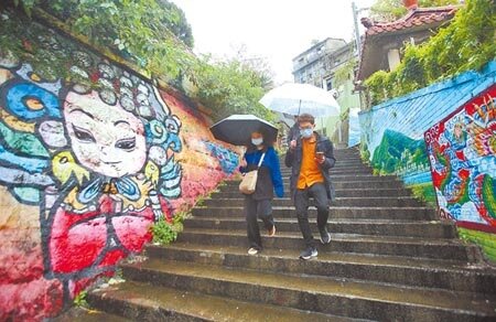 受到大陸冷氣團及華南雲雨區東移影響,清明連假前2天中部以北為溼冷的天氣。高公局指出,下雨會拉長車距、減低車速,造成道路容量減少,預測今日國道仍有7處易壅塞路段,呼籲用路人做好準備再上路。圖為2日民眾冒雨在淡水重建街漫步。(張鎧乙攝)