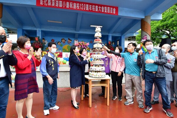 彰化縣溪湖國小慶祝建校120周年，來賓合切蛋糕。圖／記者簡慧珍攝影