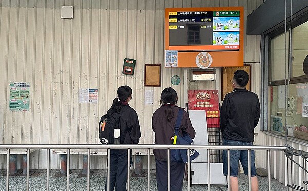 苗栗縣政府向交通部爭取補助於縣內推動智慧公車站牌建置,已在新竹客運苗栗總站等4處地點完成6座智慧站牌。圖/苗栗縣政府提供