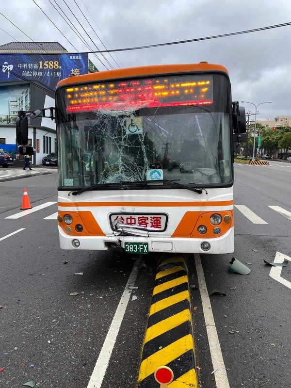 台中劉男2日上午駕駛304路公車，行駛於沙鹿區台灣大道六段上，因不明原因撞上快、慢車道之間的分隔島，車頭嚴重受損。圖／民眾提供
