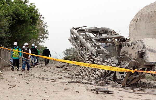 東南水泥拆除閒置儲庫,卻發生工安意外,高市府工務局、勞工局會同建築、土木及結構等三大技師公會前往會勘。圖/記者陳弘逸攝影