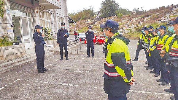 高雄林園警分局於大寮區拷潭公墓協助交通管制及疏導人車。圖
/洪靖宜翻攝