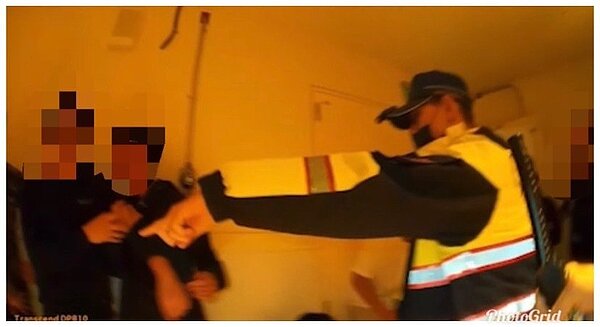 台南兩派人馬清晨大亂鬥,警方快打部隊到場壓制。記者黃宣翰/翻攝