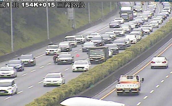 上午9時21分國1南向153.8k,2小客車追撞占用中線車道,回堵2公里。圖/高公局提供