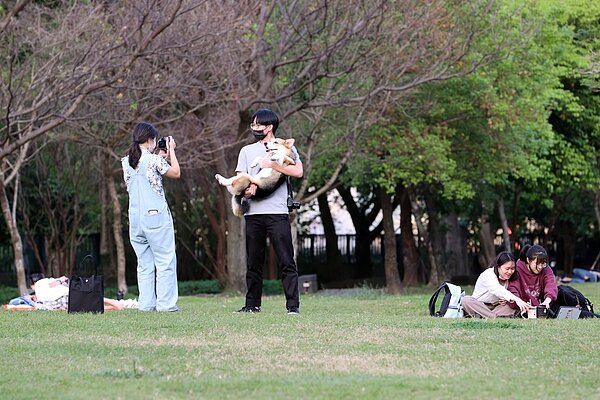 今天中午過後乾空氣南下,降雨將趨緩。聯合報系資料照