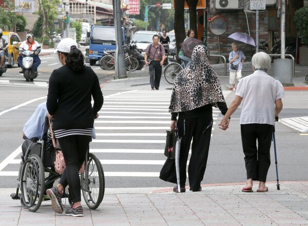 2025年台灣進入超高齡化，未來老人多，連帶勞力需求上升。聯合報系資料照。
