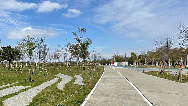 台中市建設局在中央公園新增自行車道，分布在經貿五路、敦化路二段。圖／建設局提供
