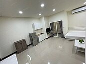 北市寬敞套房「月租1萬1」住爽爽？眼尖網友抓包「陽台三面環牆」：再便宜也不要碰