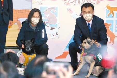 蔡英文總統(左)、農委會主委陳吉仲(右)3日出席農委會「寵物管理科動起來」啟動儀式,與治療犬互動合影。(黃世麒攝)