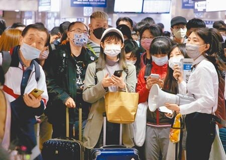 東南水泥工安事故,日前癱瘓雙鐵連假疏運,行政院長蘇貞昌3日南下高雄首度公開道歉。圖為1日在台北車站高鐵站外擠滿大批準備搭車返鄉的民眾。(趙雙傑攝)