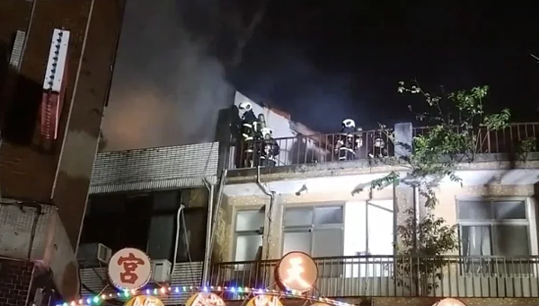 台北市萬華區環河南路二段一處民宅昨晚9時許發生火災。圖／記者李隆揆翻攝