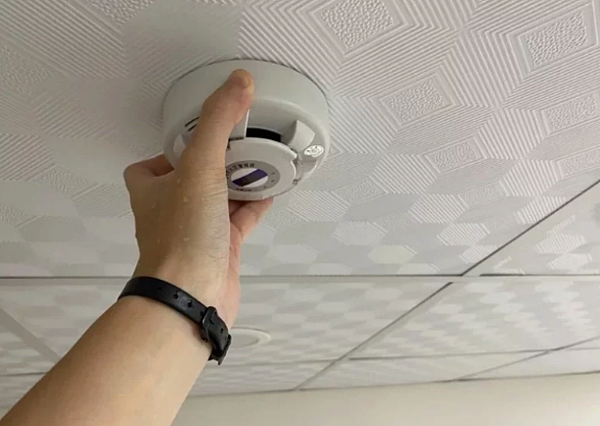 高雄城中城大火引發高雄市住警器裝設率的討論。圖/高雄市消防局提供