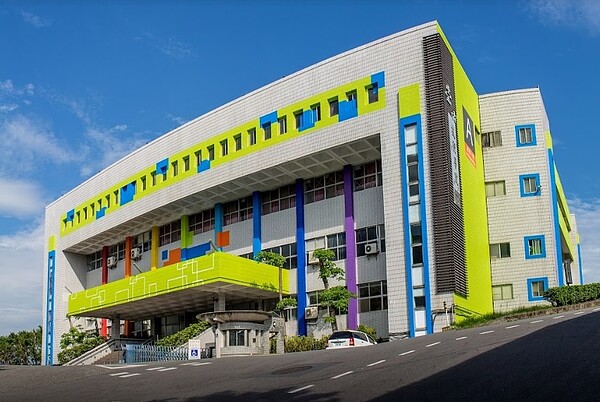 基隆含二所大學在內共六校確診停課,光崇右科大就17例。圖/擷取自Google Map