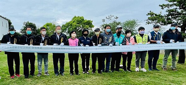 台中市寵物植存紀念園區3日正式啟用,立委楊瓊瓔等一起剪綵。圖/台中市政府提供