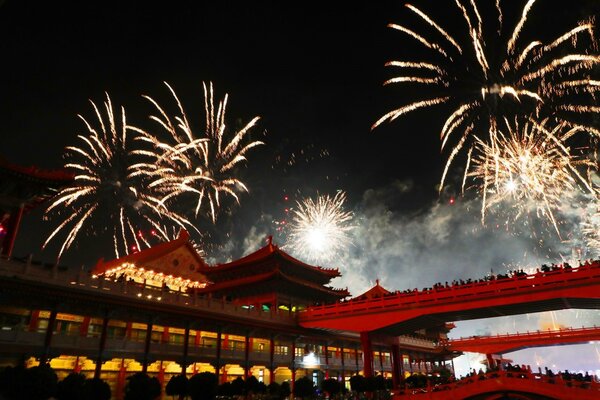 鹿耳門聖母廟「花火派對」吸20萬人朝聖。圖／台南市政府提供
